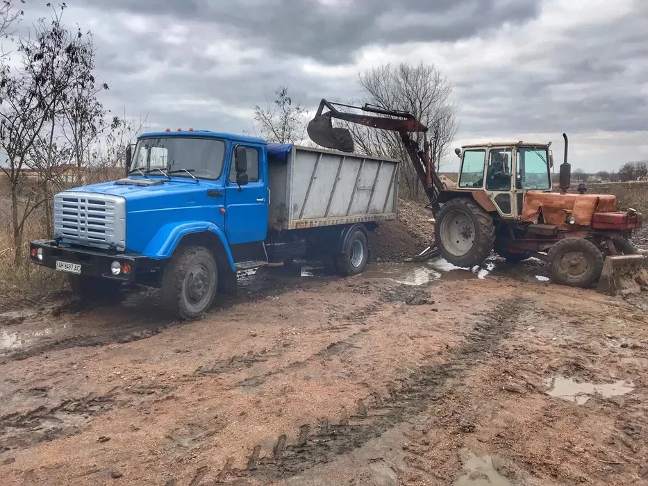 Послуги екскаватора/ вантажівки /доставка піску, щебеню, відсіву, землі