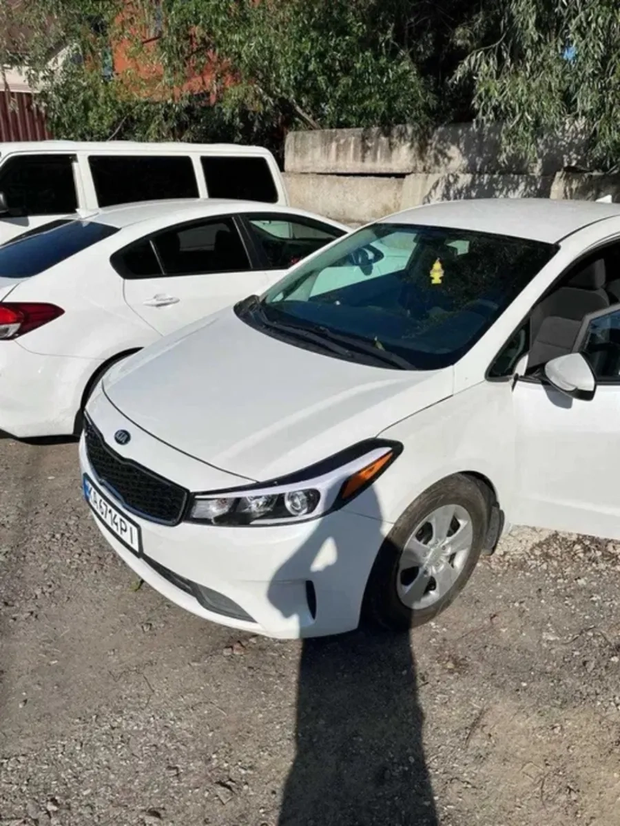 Авто з коробкою "Автомат" . KIA Forte комфорт клас.