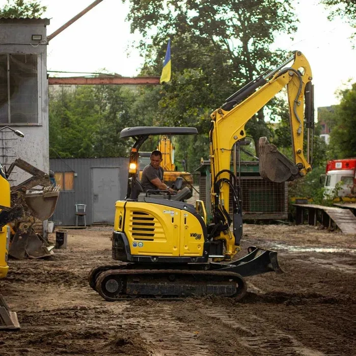 Міні-екскаватор. Послуги спецтехніки. Малогабаритна техніка
