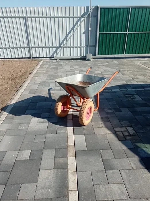 Тачка будівельна садова