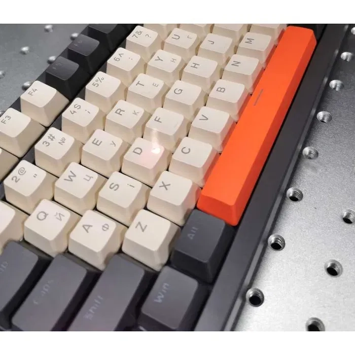 Лазерне гравіювання механічної клавіатури у Івано-Франківську, літери