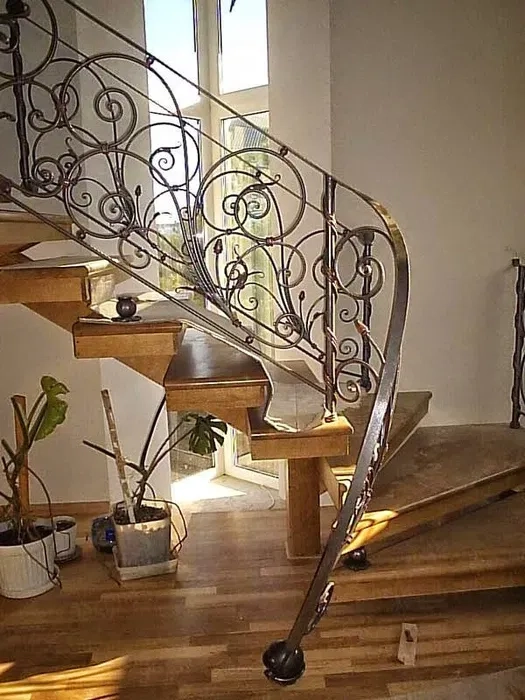 Сходи, поручні, металоконструкції. Сходи на замовлення.