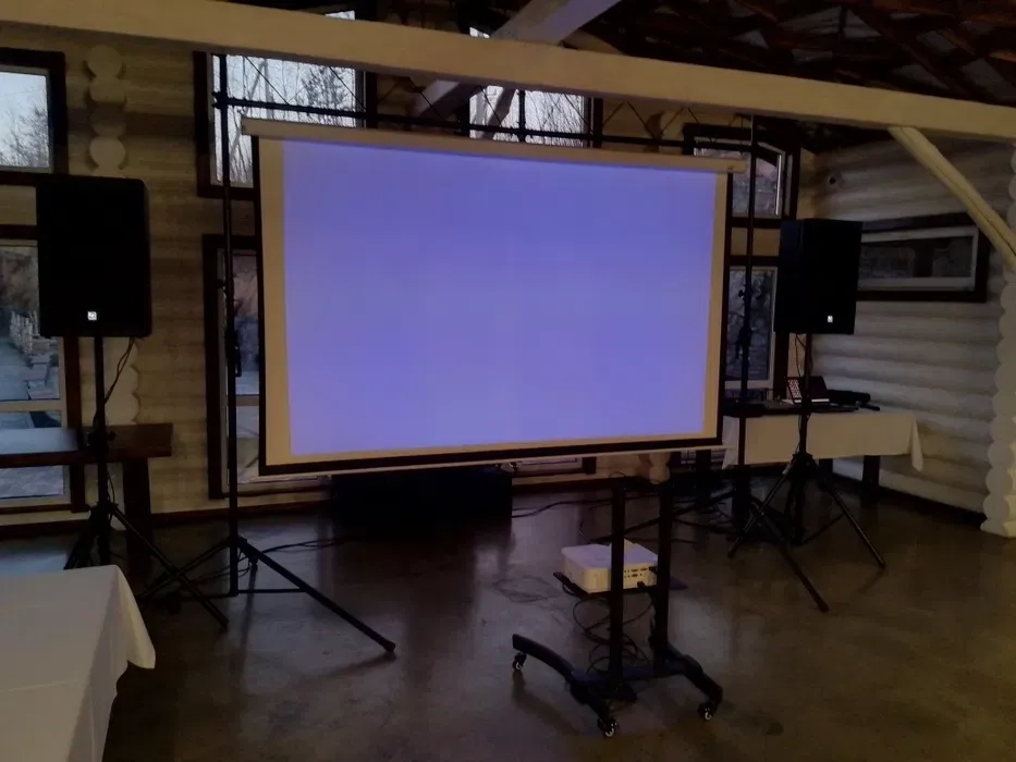 Екран проектор мікрофони звук та інше для конференцій презента