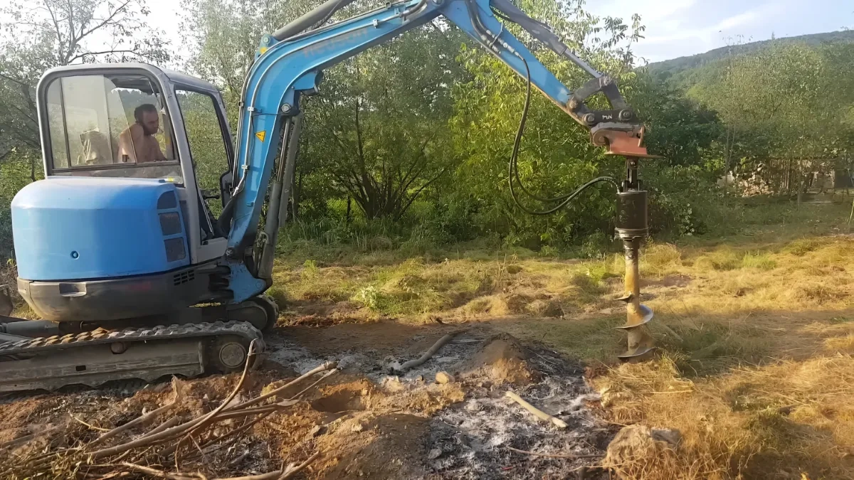 Ямобур на базі екскаватора: буріння під палі та стовпи