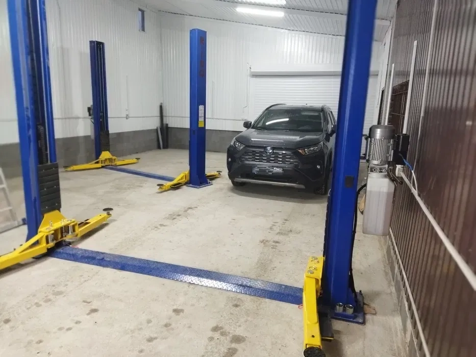 СТО з підйомниками.