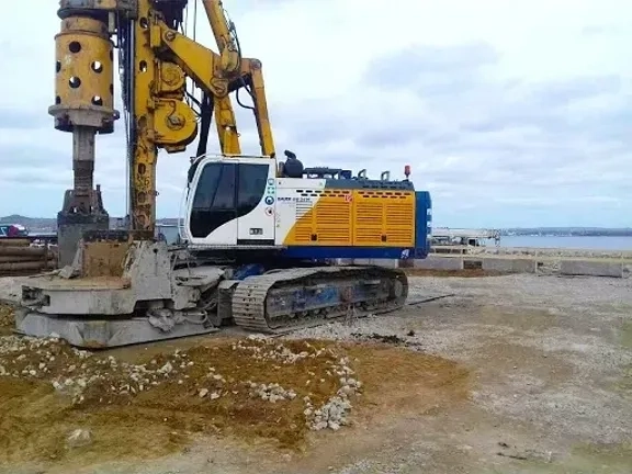 Бурову установку Bauer BG 28 .