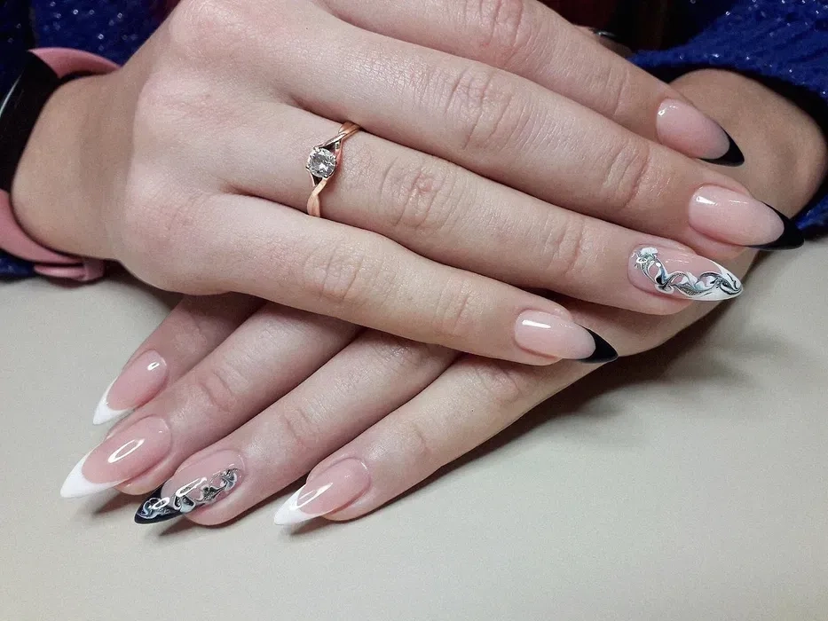 Професійний манікюр, педикюр та надійне нарощування нігтів для вашої бездоганної краси