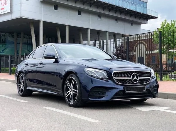 219 Mercedes W213 E220d синій без водія 