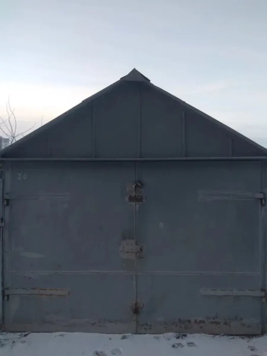 Металевий гараж, зручний заїзд