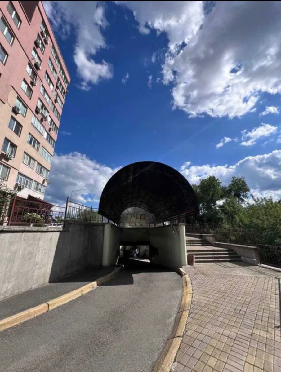 Місце для авто в підземному паркінгу