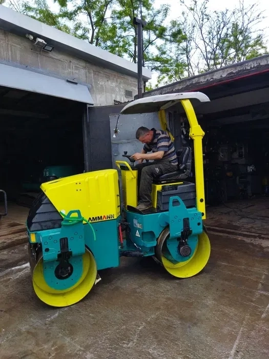 Асфальт трамбування трамбувальний каток