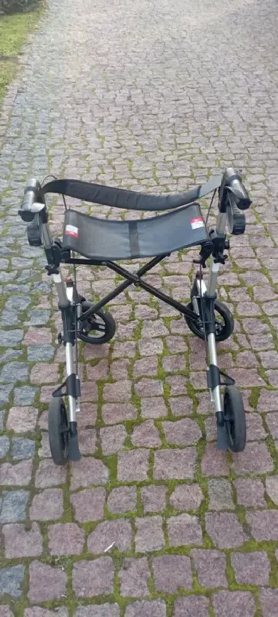 Ходунки-ролатори для полегшення пересування літніх людей