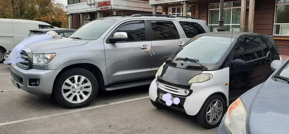 Toyota Sequoia біла срібло чорний екскур 8 місць