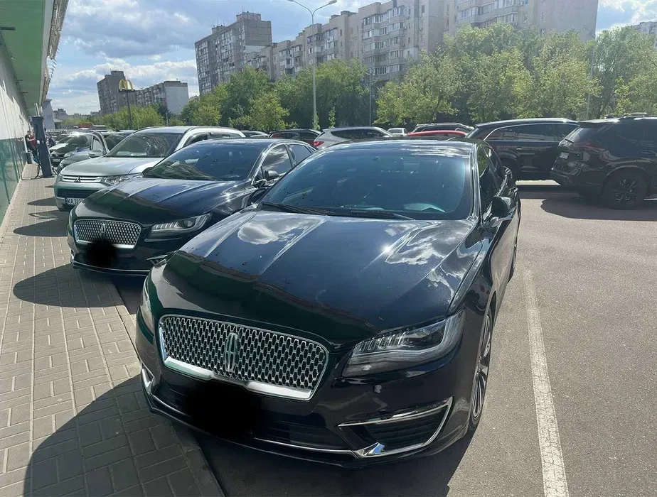 Водитель с автомобилем Lincoln MKZ — Услуги премиум-класса
