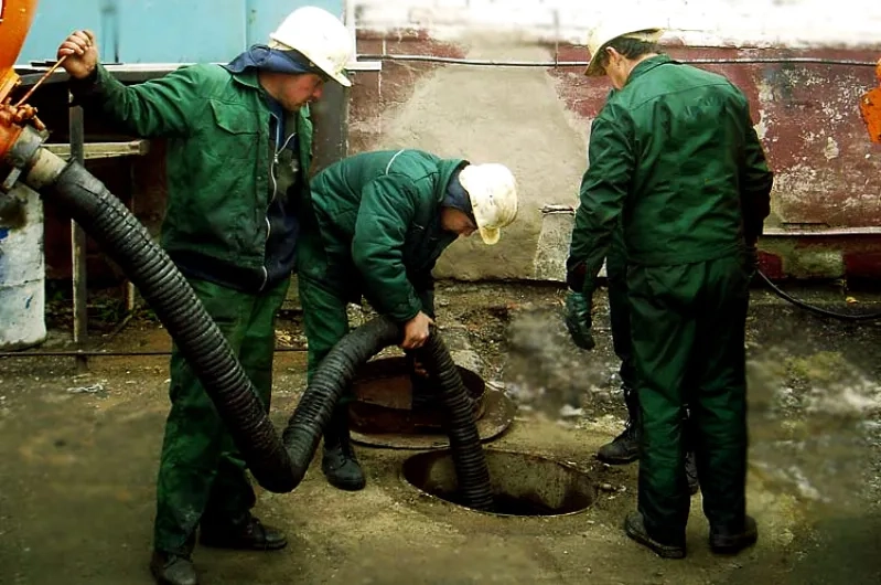 Мулосос : Очищення вигрібних ям, септиків та ливнівок.