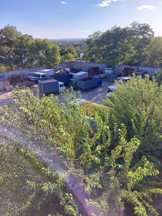 Площадка 3000м2.Огороджена, охорона, електроенергія, вода.