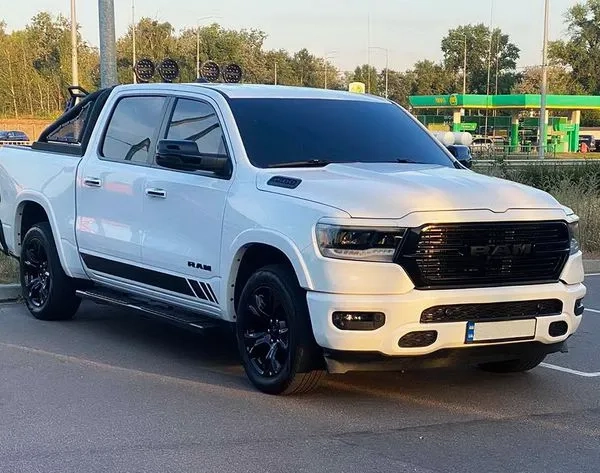 005 Пікап Ram 1500 без водія для зйомок кіно реклами