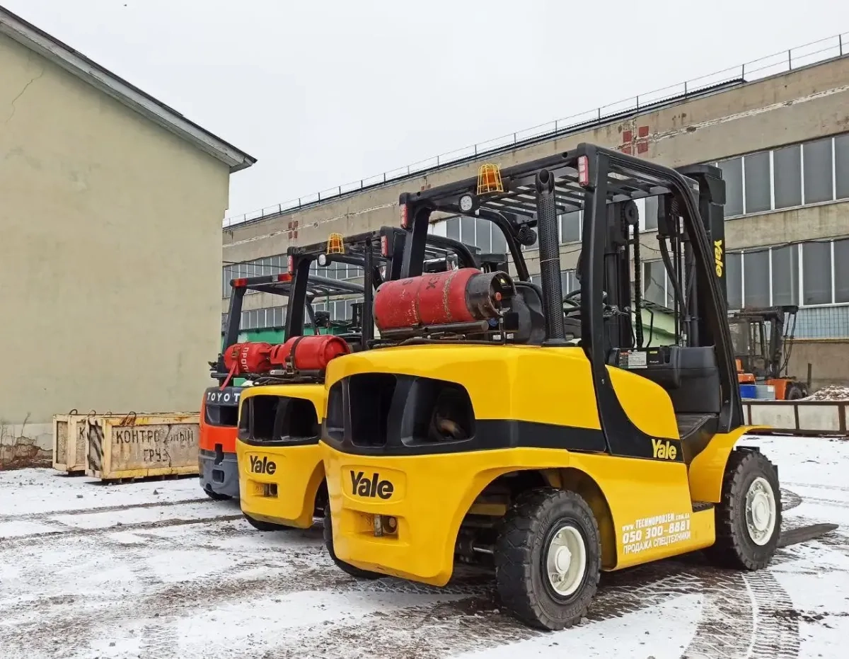 Вилковий навантажувач вантажопідйомністю (1,5–9 т).