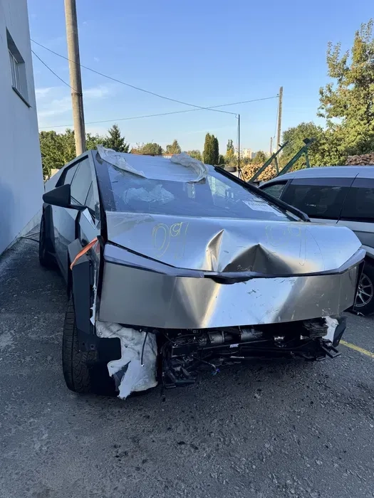 Tesla Cybertruck тесла кібертрак запчастини відновлення сервіс