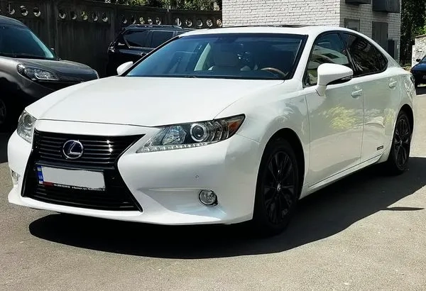 305 Авто на весілля Lexus ES 300 Hybrid білий