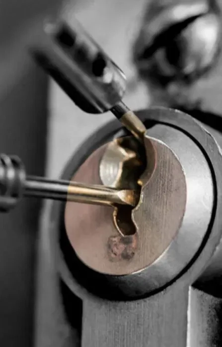 Аварійне відкриття всіх видів замків без пошкодження дверей.