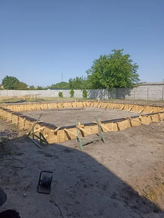 Фундамент під ключ, Стрічковий фундамент, Підпірні стіни.