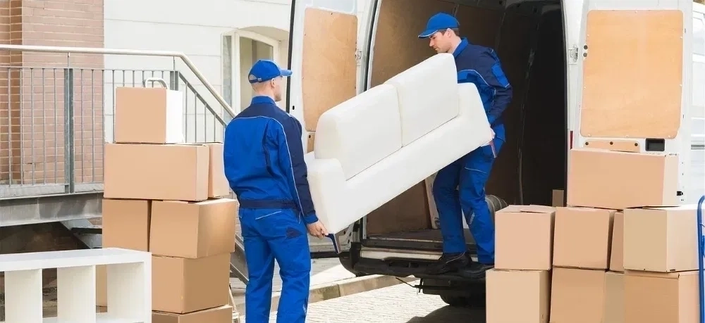 Вантажні перевезення. Переїзд. Доставка. Перевезення. Вантажники.