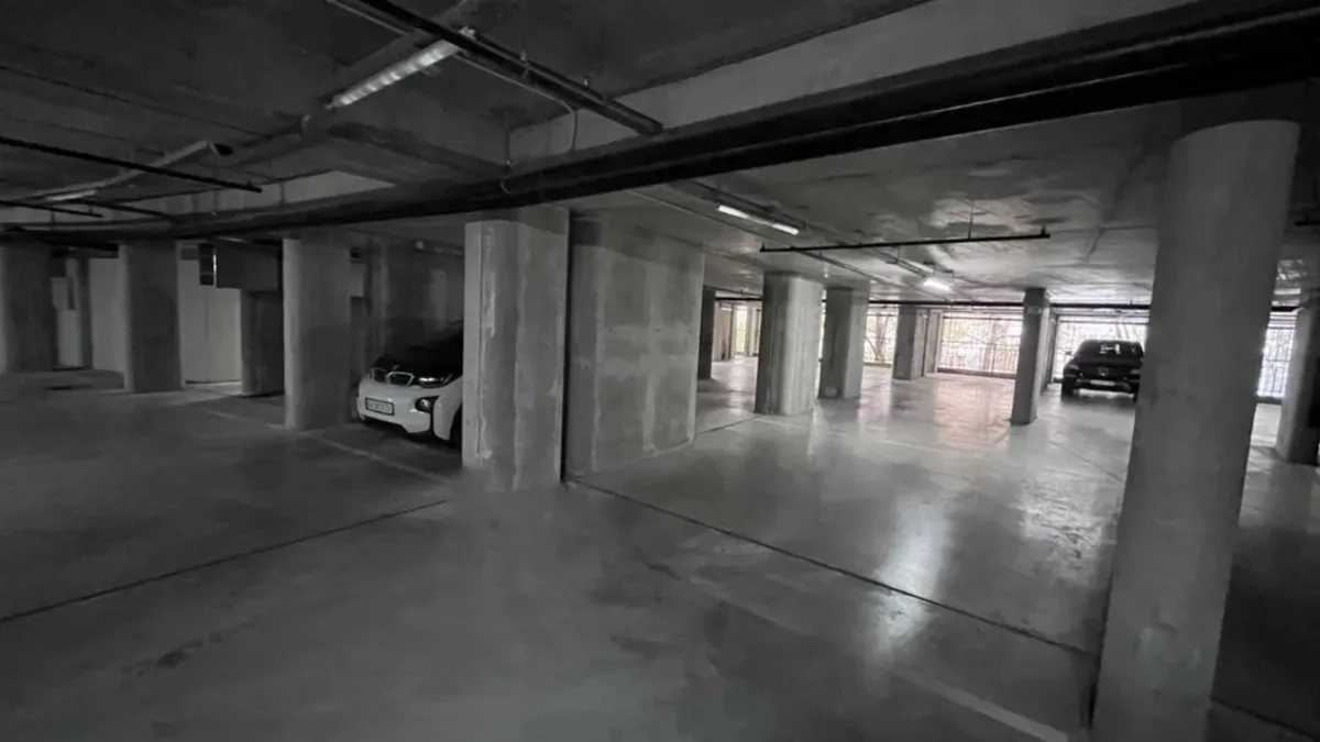 Автостоянка в підземному паркінгу