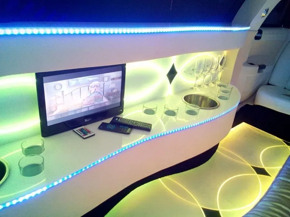  Лімузина CHRYSLER 300C, LINCOLN