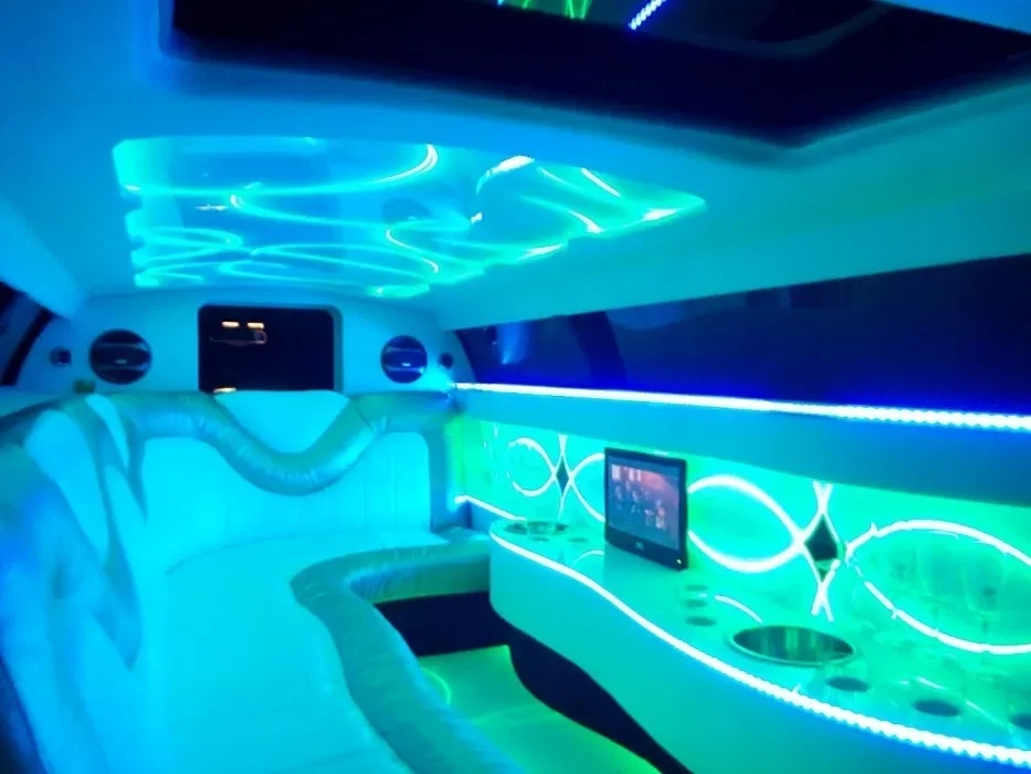  Лімузина CHRYSLER 300C, LINCOLN