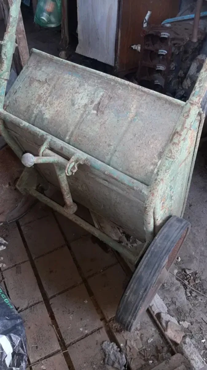 Садова тачка для перевезення важких предметів у саду або на дачі