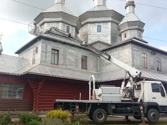 Автовишка з висотою підйому стріли до 18 м.