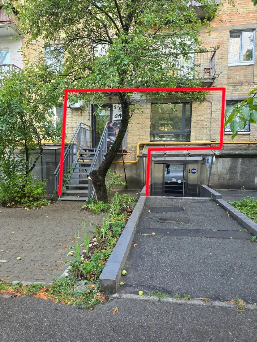 Фасадне приміщення 32 м2 в Печерському районі