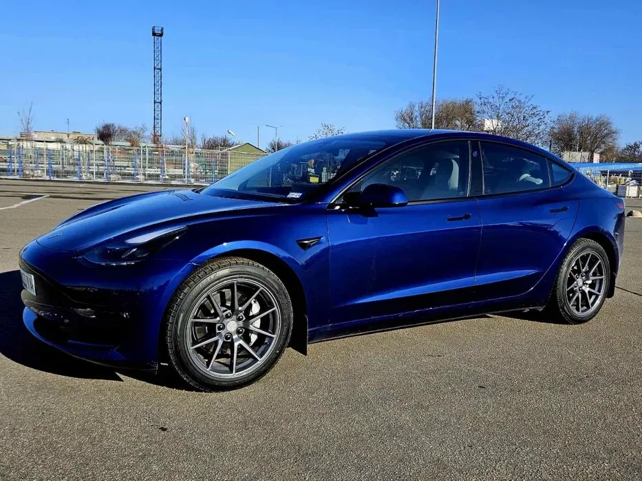   Tesla Model 3