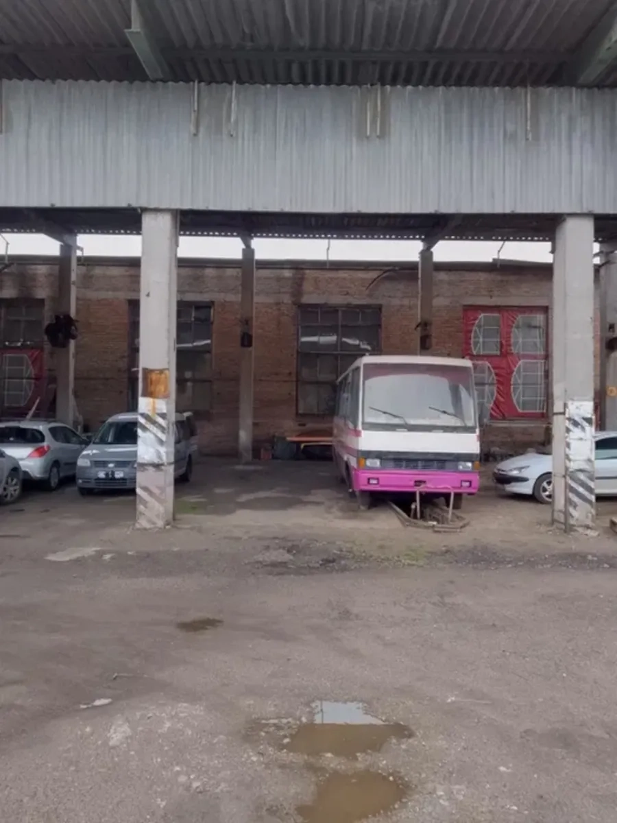 Парковка для авто під накриттям