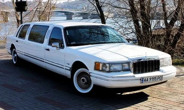 052 Лімузин на весілля Lincoln Town Car