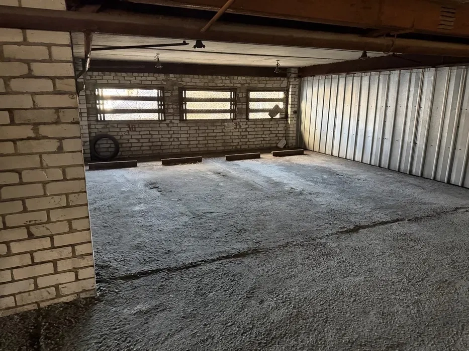 Паркомісце, зручний заїзд і охорона