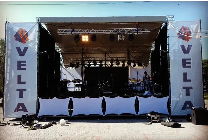 Сцени, звук, світло, барабани, цифрові пульти, комбари, світлодіодний екран