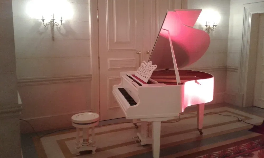 Білий рояль HOFFMANN Mignon.