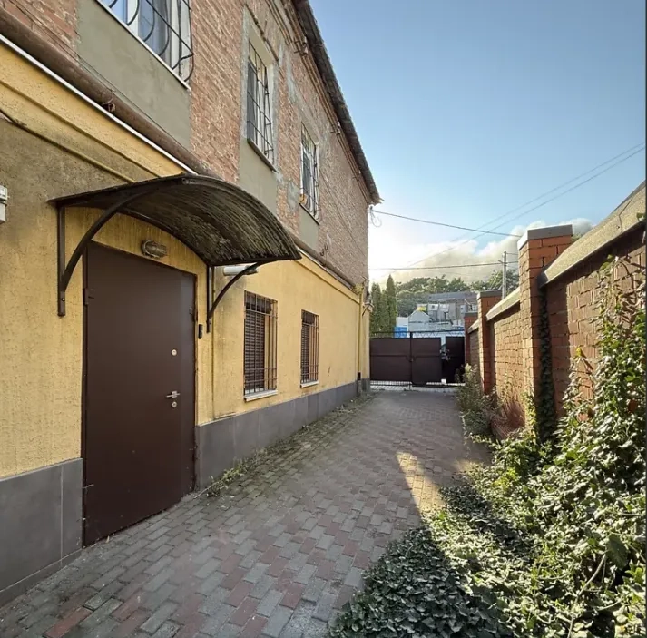 Офісне приміщення на вул. Виконкомівська, приміщень - 2, поверх - 1