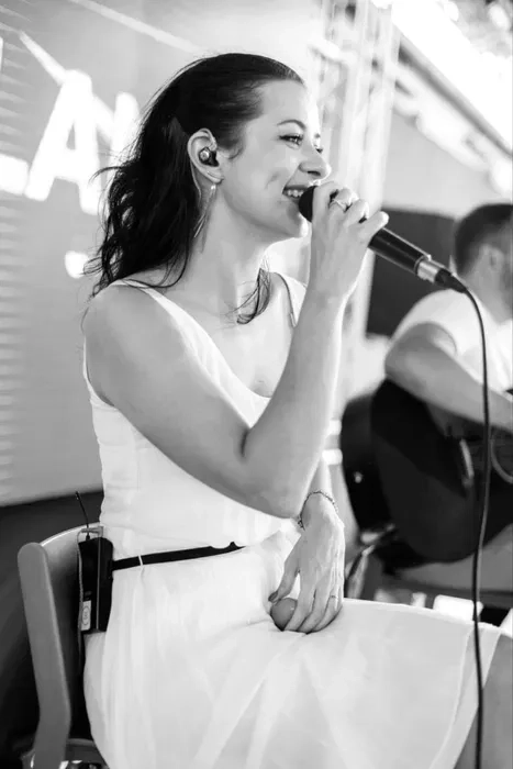 Вишуканий музичний супровід свята: професійна вокалістка та живий звук