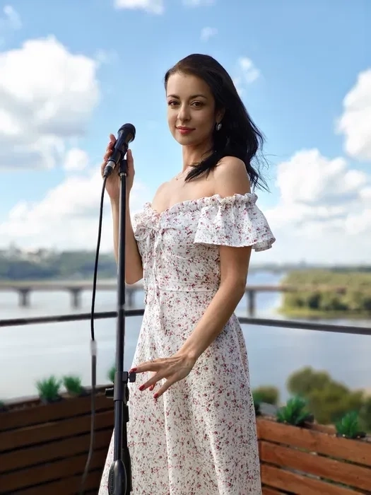 Вишуканий музичний супровід свята: професійна вокалістка та живий звук