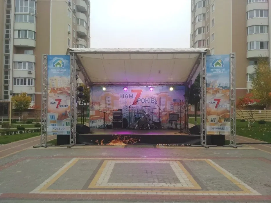 Сцена, подіум, звук, беклайн,музичноа апаратура