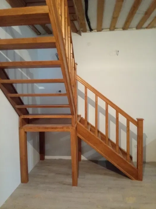 Виготовлення та встановлення сходів з дерева як із великих порід так і з м'яких