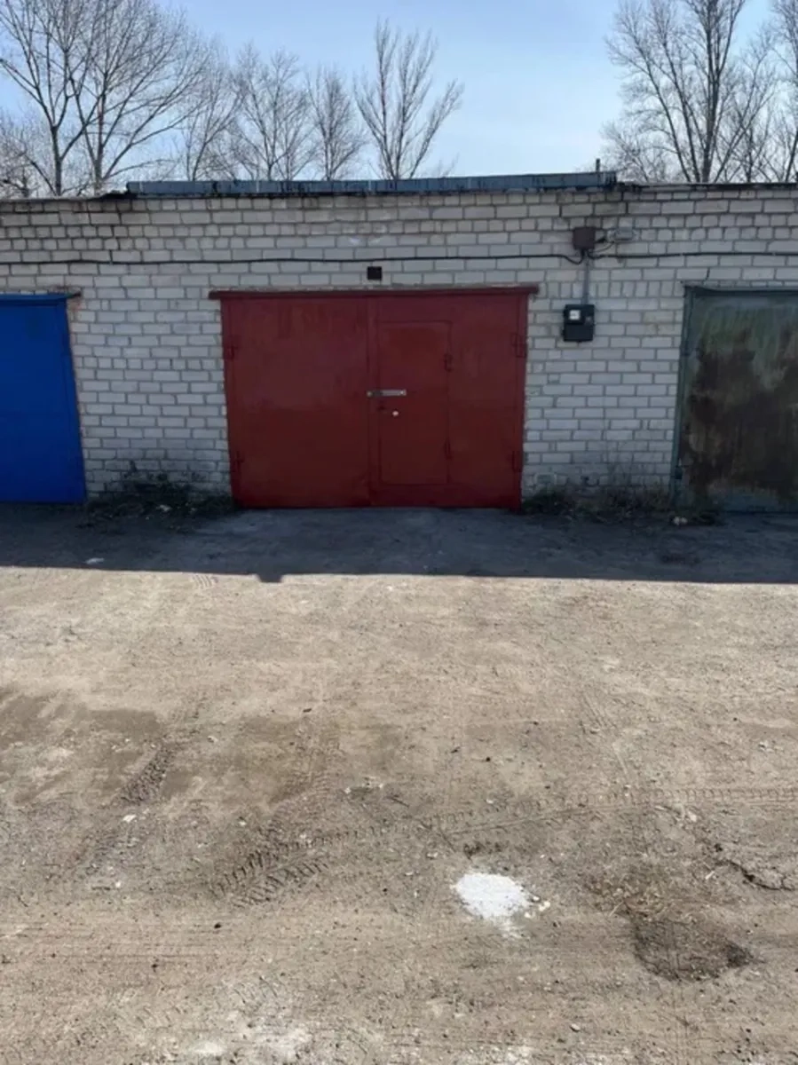 Надійний цегляний гараж, зручний заїзд