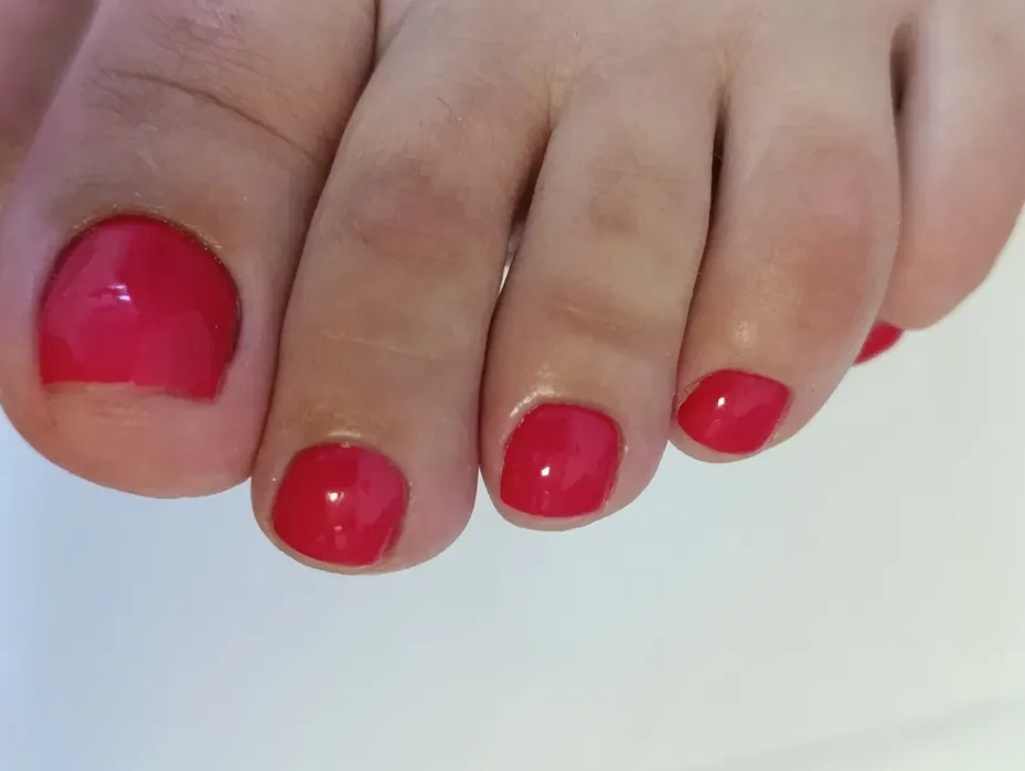 Манікюр, Педикюр та Ламінування Вій: Професійний Догляд за Вашою Красою в Одному Місці!