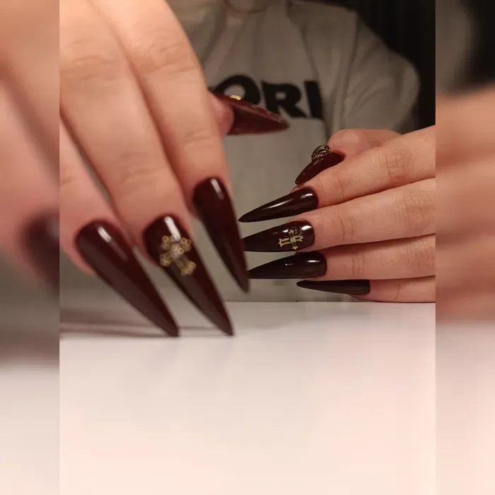 Манікюр, Педикюр та Ламінування Вій: Професійний Догляд за Вашою Красою в Одному Місці!