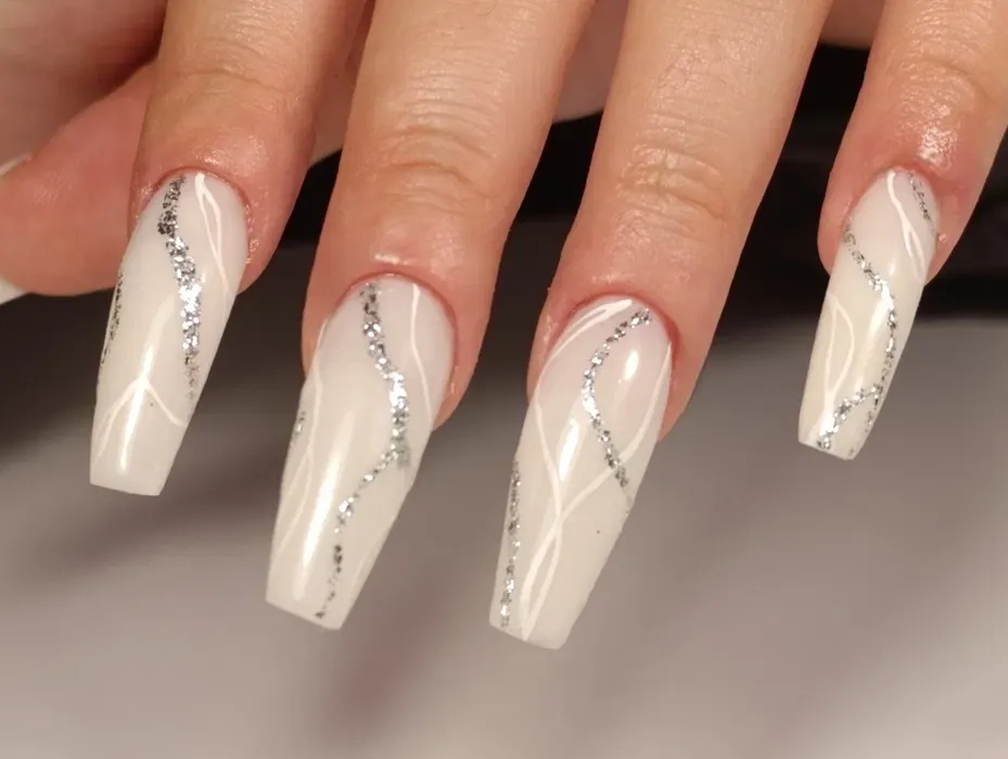 Манікюр, Педикюр та Ламінування Вій: Професійний Догляд за Вашою Красою в Одному Місці!