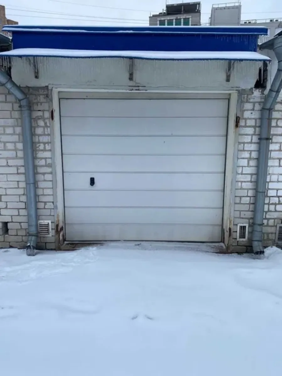 Просторий гараж для автомобіля та зберігання інструментів