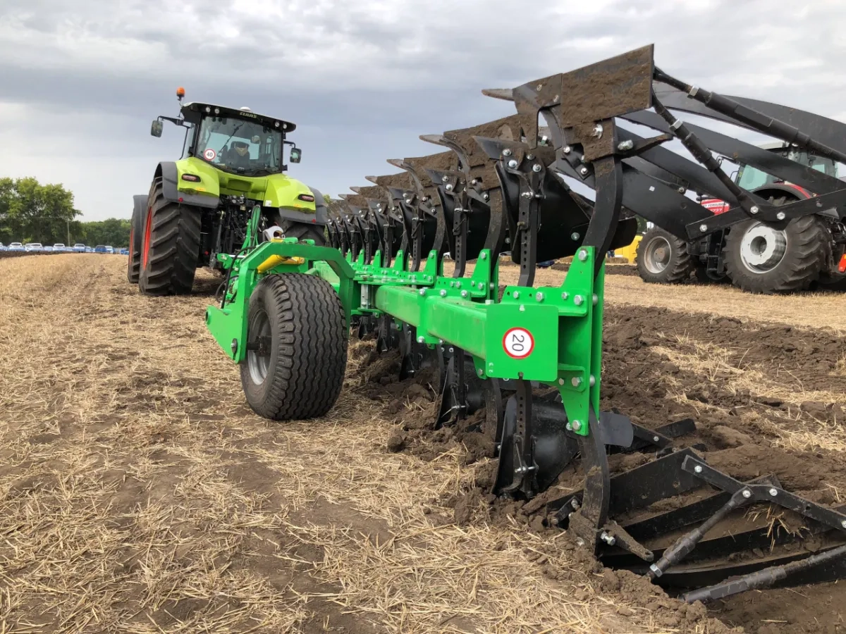 Плуг Оборотній ВелесАгро разом із ТРАКТОРОМ колісним John Deere 8370R